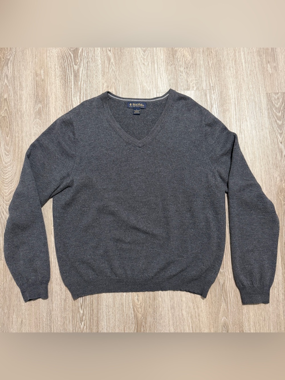 Brooks Brothers Men’s L Extra Fine Italian Merino Wool V-Neck Sweater Gray